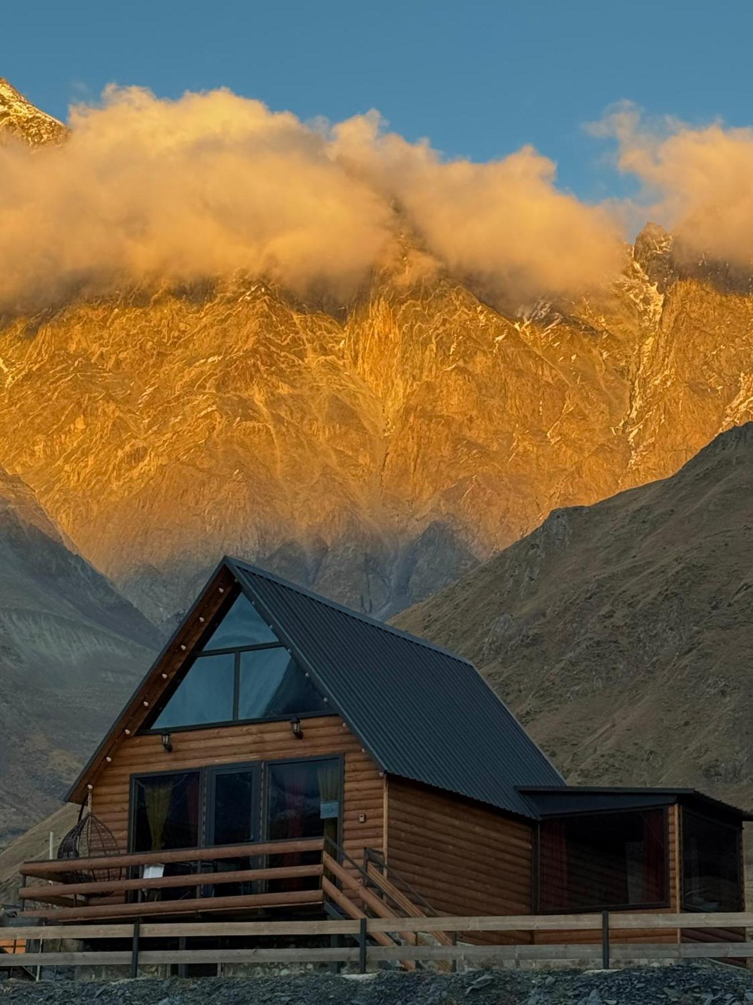 Kazbegi Inn Cottages Exterior photo